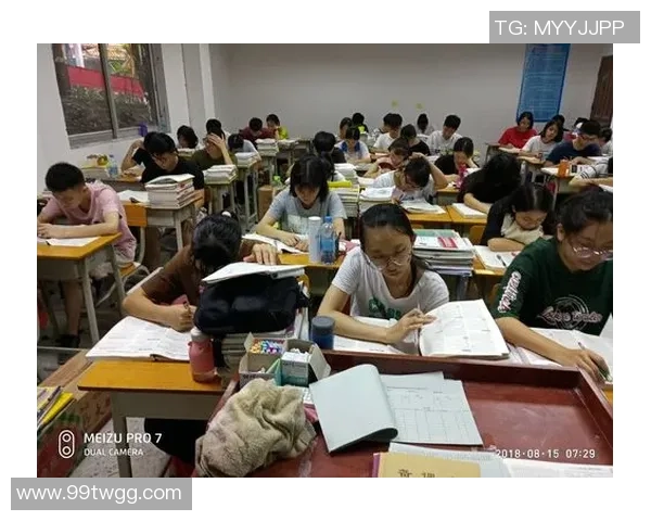 退役足球球星风采素描：从绿茵场到人生新篇章的精彩历程